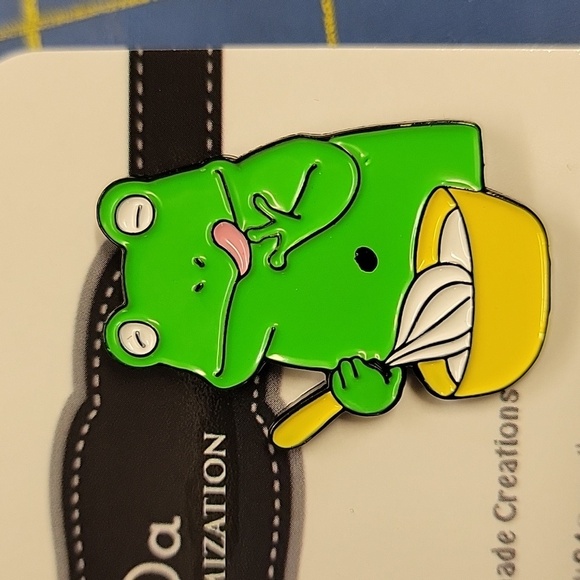 Felt's Fun Finds Jewelry - Green Frog Cooking 1.25" Tack Pin